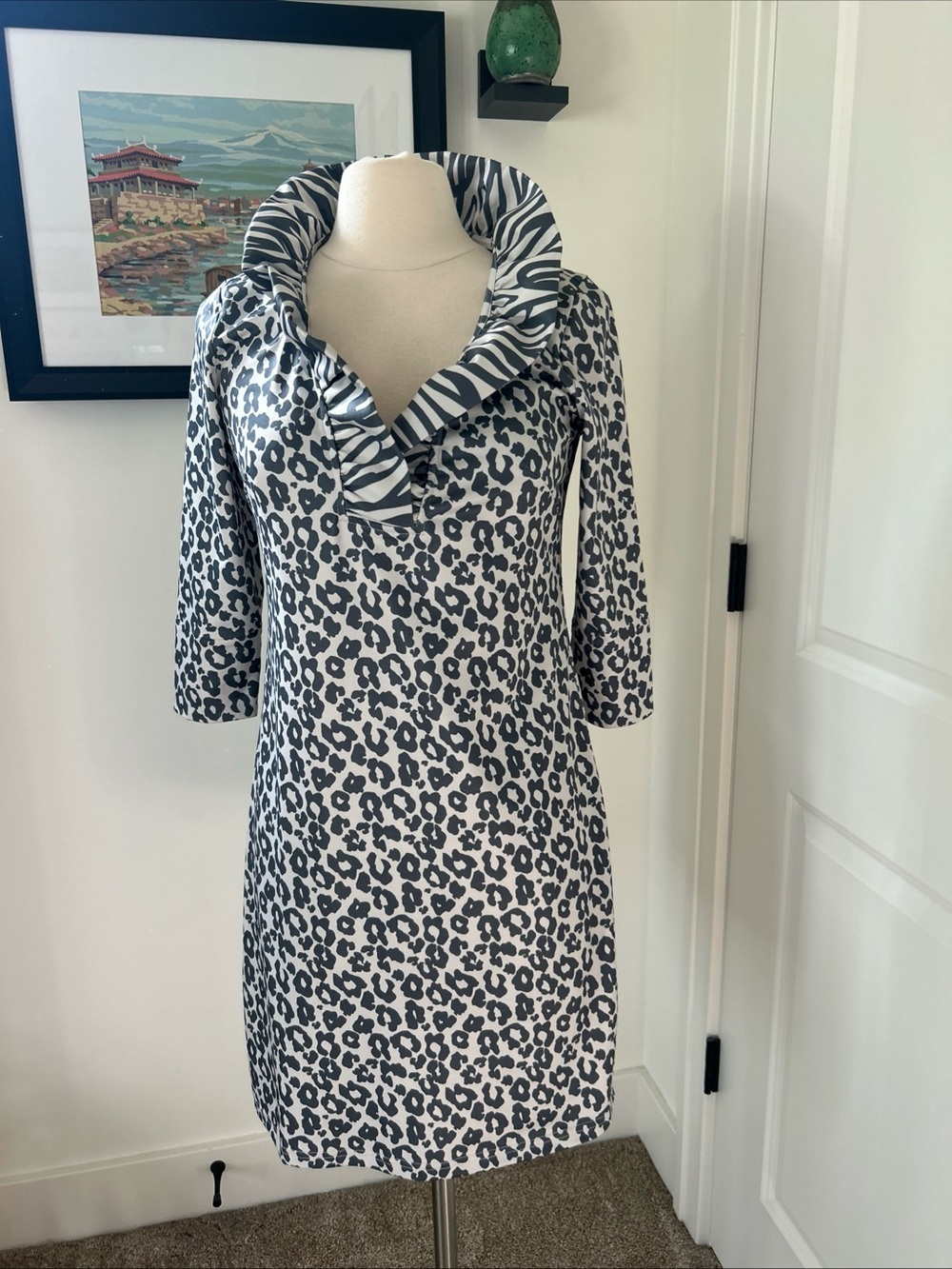$219 GRETCHEN SCOTT size S RUFFNECK Ruffle Neck Dress Gray Mixed Animal Print